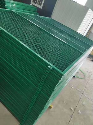 湖北武漢鋼板網(wǎng)護欄 堅固耐用的安全防護設備